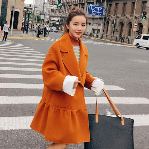 针织裙搭配褶皱荷叶边毛呢外套:青春减龄学院风 针织裙搭配褶皱荷叶边毛呢外套:青春减龄学院风