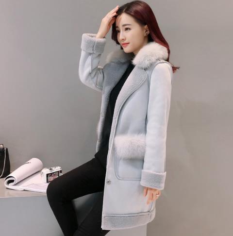 针织裙搭配褶皱荷叶边毛呢外套:青春减龄学院风 针织裙搭配褶皱荷叶边毛呢外套:青春减龄学院风