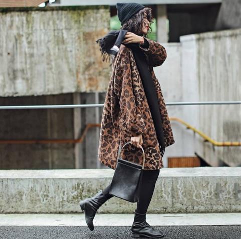 针织裙搭配褶皱荷叶边毛呢外套:青春减龄学院风 针织裙搭配褶皱荷叶边毛呢外套:青春减龄学院风