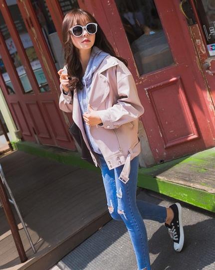 PU机车宽松短款皮夹克搭配小脚裤:时尚百搭(图) PU机车宽松短款皮夹克搭配小脚裤:时尚百搭(图)