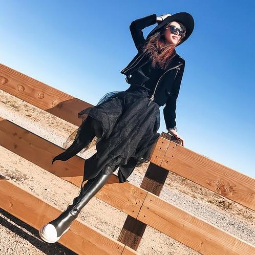 拉链翻领夹克外套搭配网纱裙：帅气又甜美（图）