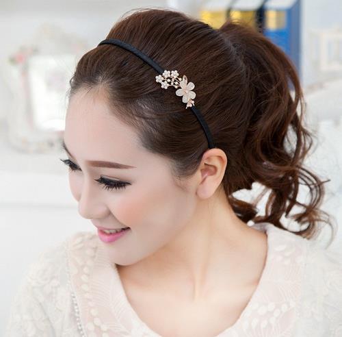 金丝边缠绕发箍的多种搭配：时尚甜美发箍必备（图）