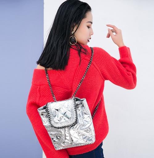 学院风铆钉双肩包搭配:时尚双肩包彰显优雅知性 学院风铆钉双肩包搭配:时尚双肩包彰显优雅知性