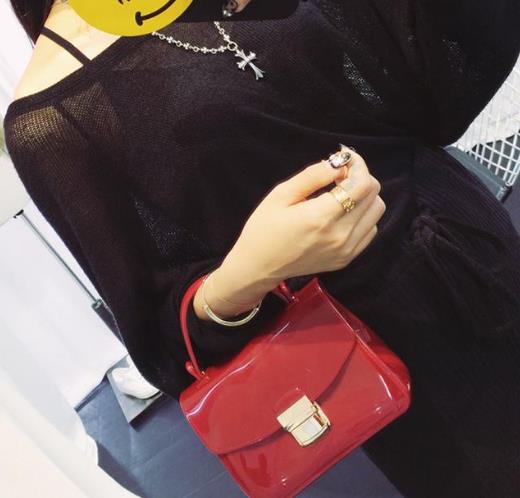 镶钻花朵链条小方包推荐:仙气十足小方包分享 镶钻花朵链条小方包推荐:仙气十足小方包分享