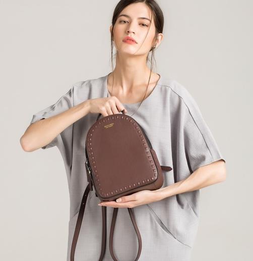 学院风铆钉双肩包搭配：时尚双肩包彰显优雅知性