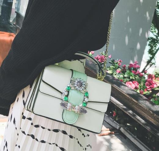 镶钻花朵链条小方包推荐：仙气十足小方包分享