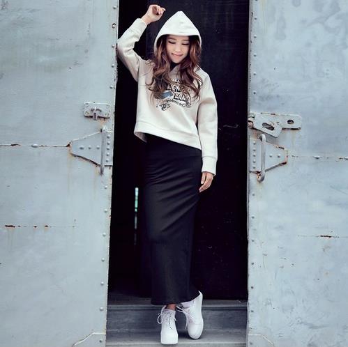 套装也能美出新潮流：兔毛毛衣短裙两件套搭配（图）