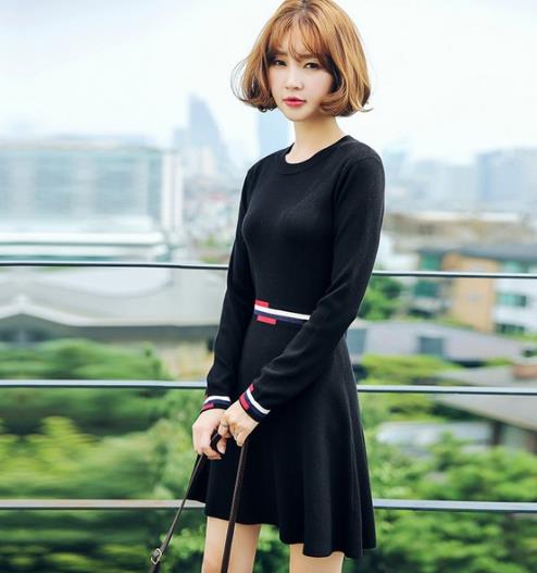 撞色针织修身连衣裙搭配长款风衣：打造学院淑女范