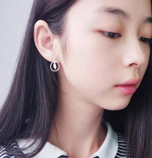 明星同款爱心耳环搭配：4款耳环打造高雅时尚气质