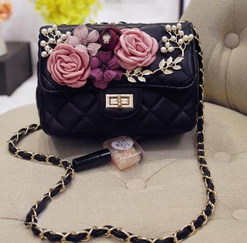 花朵水钻珍珠链条单肩包:时尚单肩包彰显优雅魅力 花朵水钻珍珠链条单肩包:时尚单肩包彰显优雅魅力