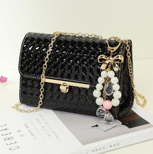 花朵水钻珍珠链条单肩包:时尚单肩包彰显优雅魅力 花朵水钻珍珠链条单肩包:时尚单肩包彰显优雅魅力