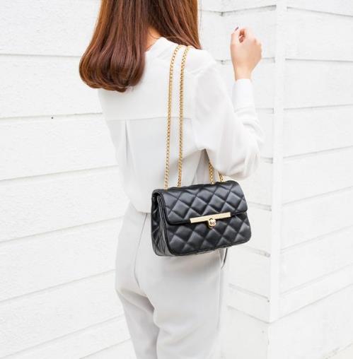 花朵水钻珍珠链条单肩包：时尚单肩包彰显优雅魅力