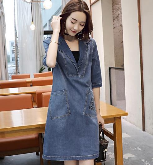 中袖牛仔连衣长裙搭配板鞋：凸显高挑清雅窈窕（图）