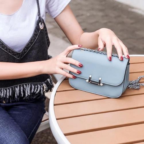 镶钻花朵链条斜挎小方包:简约时尚小方包推荐(图) 镶钻花朵链条斜挎小方包:简约时尚小方包推荐(图)