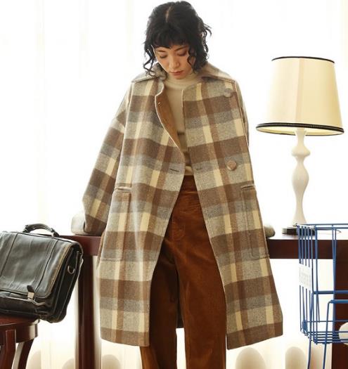 手拿包搭配流苏口袋呢大衣：时尚优雅文艺范（图）