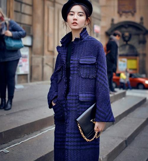 手拿包搭配流苏口袋呢大衣：时尚优雅文艺范（图）