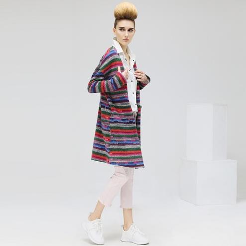 秋冬必备针织开衫：长款花色针织开衫的多种搭配