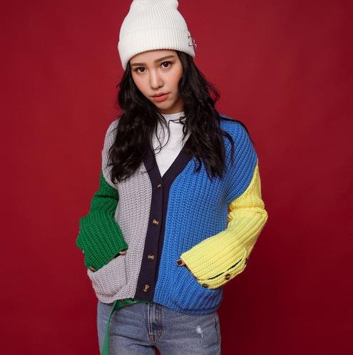 秋冬必备针织开衫：长款花色针织开衫的多种搭配