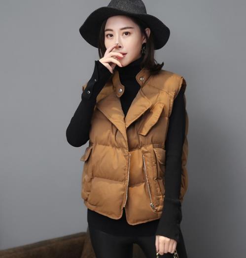 灯芯绒立领百搭棉马甲的多种搭配：打造时尚复古风