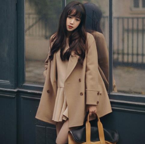 双排扣纯色斗篷毛呢外套搭配：时尚显瘦名媛风（图）