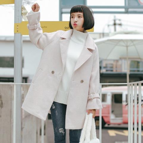 双排扣纯色斗篷毛呢外套搭配：时尚显瘦名媛风（图）