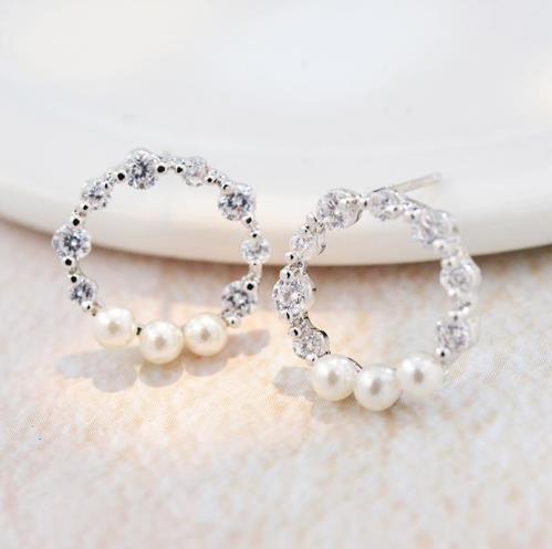 明星同款圈圈水晶珍珠耳钉搭配：时尚显气质（图）