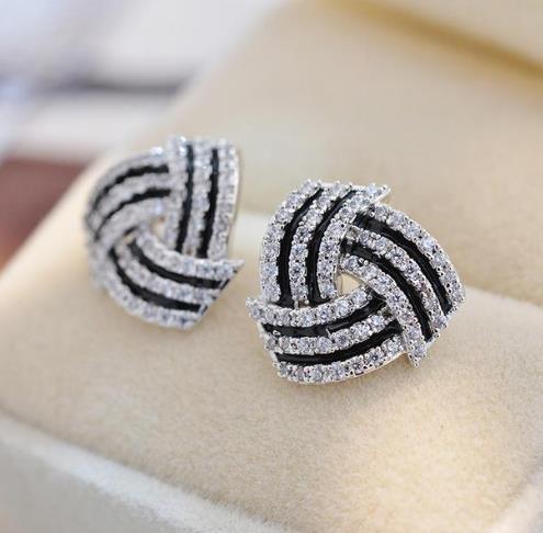 明星同款圈圈水晶珍珠耳钉搭配：时尚显气质（图）