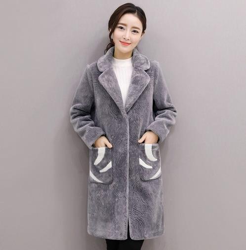 狐狸毛皮草短款外套搭配手拿包:显高显瘦(图) 狐狸毛皮草短款外套搭配手拿包:显高显瘦(图)