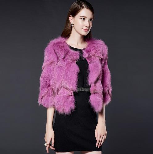 狐狸毛皮草短款外套搭配手拿包:显高显瘦(图) 狐狸毛皮草短款外套搭配手拿包:显高显瘦(图)