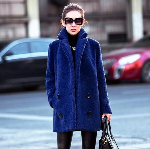 狐狸毛皮草短款外套搭配手拿包：显高显瘦（图）