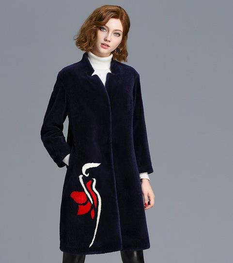 狐狸毛皮草短款外套搭配手拿包：显高显瘦（图）