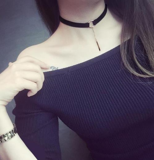 好看又实用的几款配饰：黑色简约锁骨链搭配（图）