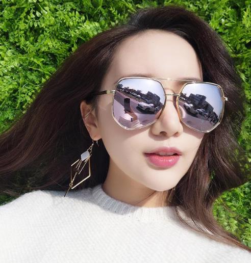 好看又实用的几款配饰：黑色简约锁骨链搭配（图）