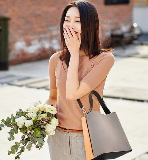 流苏百搭水桶包的多种搭配：简约复古水桶包推荐