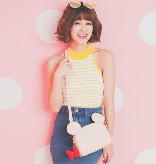 流苏百搭水桶包的多种搭配：简约复古水桶包推荐