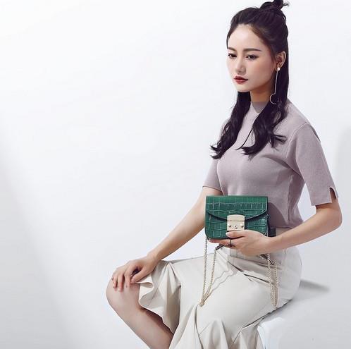 明星同款拼接圆环小方包搭配：简约时尚又高端（图）