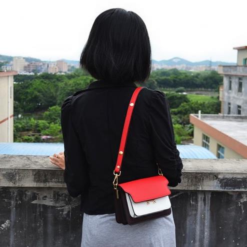 明星同款拼接圆环小方包搭配：简约时尚又高端（图）