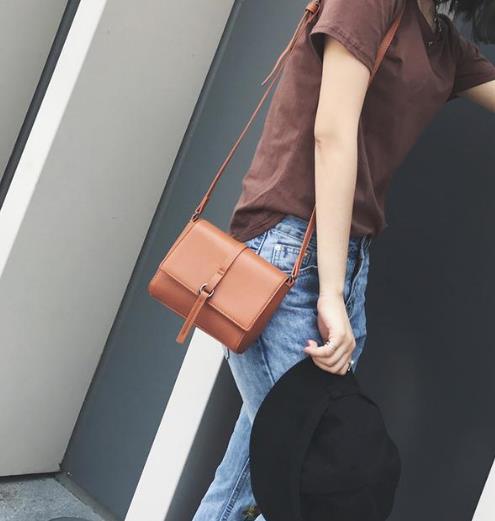 便利又好看的百搭斜挎漆皮锁扣小包：时尚简约（图）