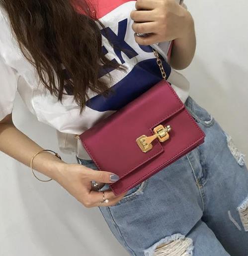 便利又好看的百搭斜挎漆皮锁扣小包：时尚简约（图）