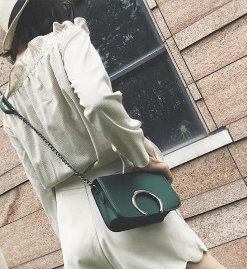 便利又好看的百搭斜挎漆皮锁扣小包：时尚简约（图）