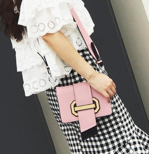 便利又好看的百搭斜挎漆皮锁扣小包：时尚简约（图）