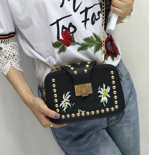 便利又好看的百搭斜挎漆皮锁扣小包：时尚简约（图）