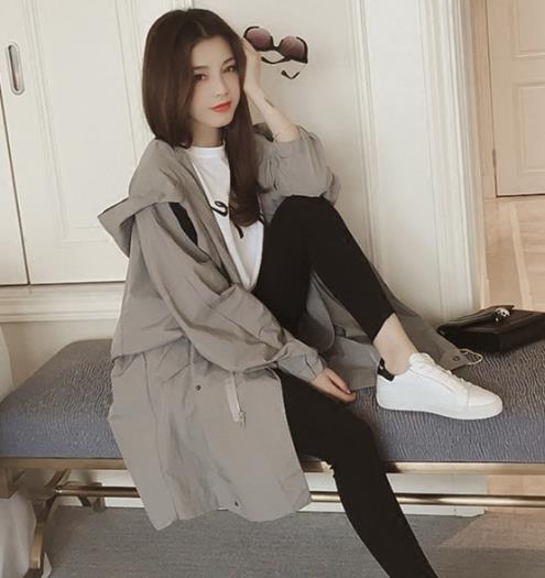 连帽宽松百搭风衣搭配小脚裤：简约不失个性（图）