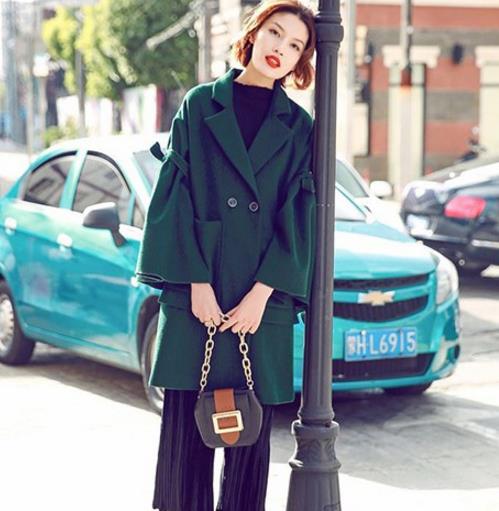 中长款开叉毛呢外套搭配半身裙：彰显知性优雅（图）