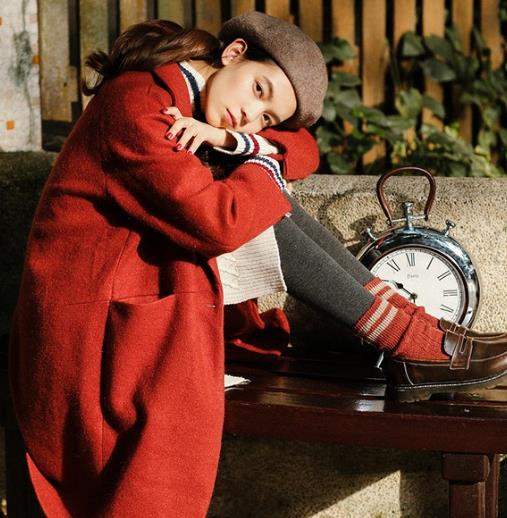 荷叶边格子毛呢外套搭配链条包：打造经典时尚（图）