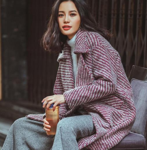 荷叶边格子毛呢外套搭配链条包：打造经典时尚（图）