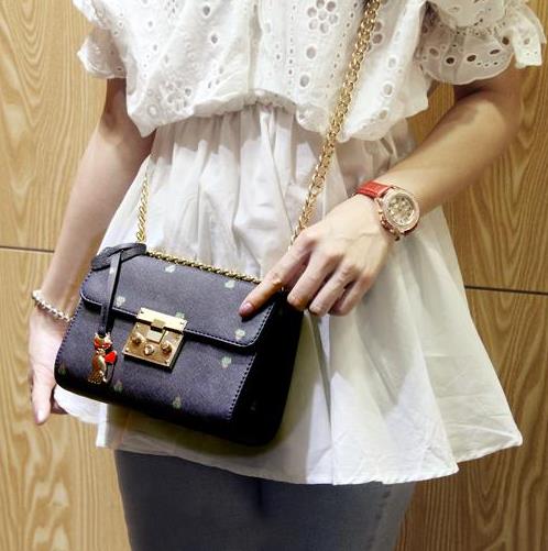 江疏影袁珊珊同款链条单肩斜跨包：演绎时尚潮范儿