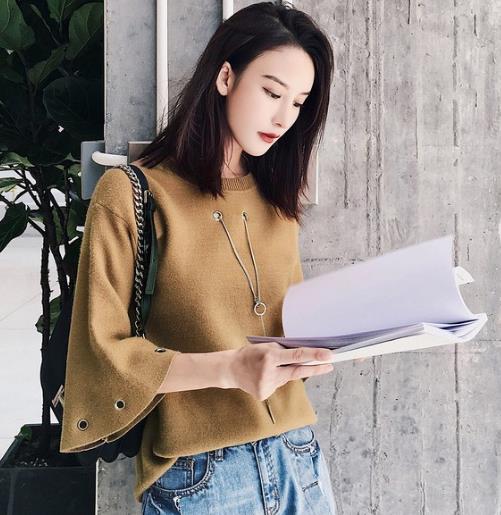 牛仔裤搭配纯色短款夹克衫:简约优雅又百搭(图) 牛仔裤搭配纯色短款夹克衫:简约优雅又百搭(图)