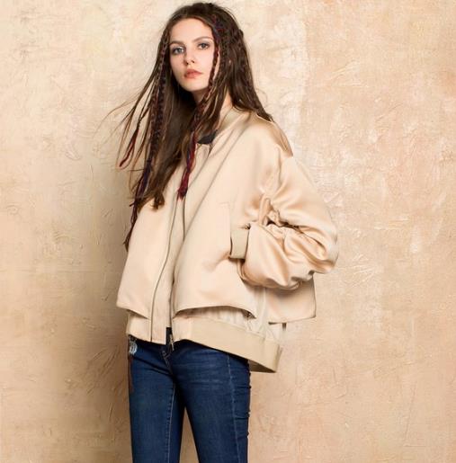 牛仔裤搭配纯色短款夹克衫:简约优雅又百搭(图) 牛仔裤搭配纯色短款夹克衫:简约优雅又百搭(图)