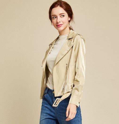 牛仔裤搭配纯色短款夹克衫:简约优雅又百搭(图) 牛仔裤搭配纯色短款夹克衫:简约优雅又百搭(图)